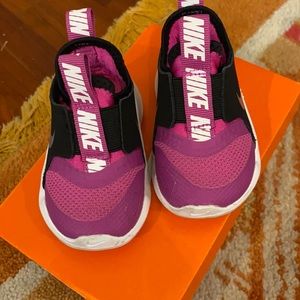 Nike infant girls fuchsia metallic silver swoosh tennis shoes sneakers